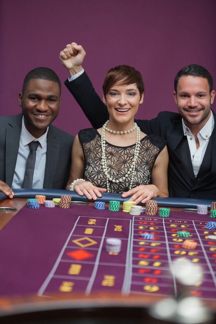 Antarmuka Super Sic Bo di bangtogel dengan dealer live, tiga dadu, dan area taruhan di layar mobile